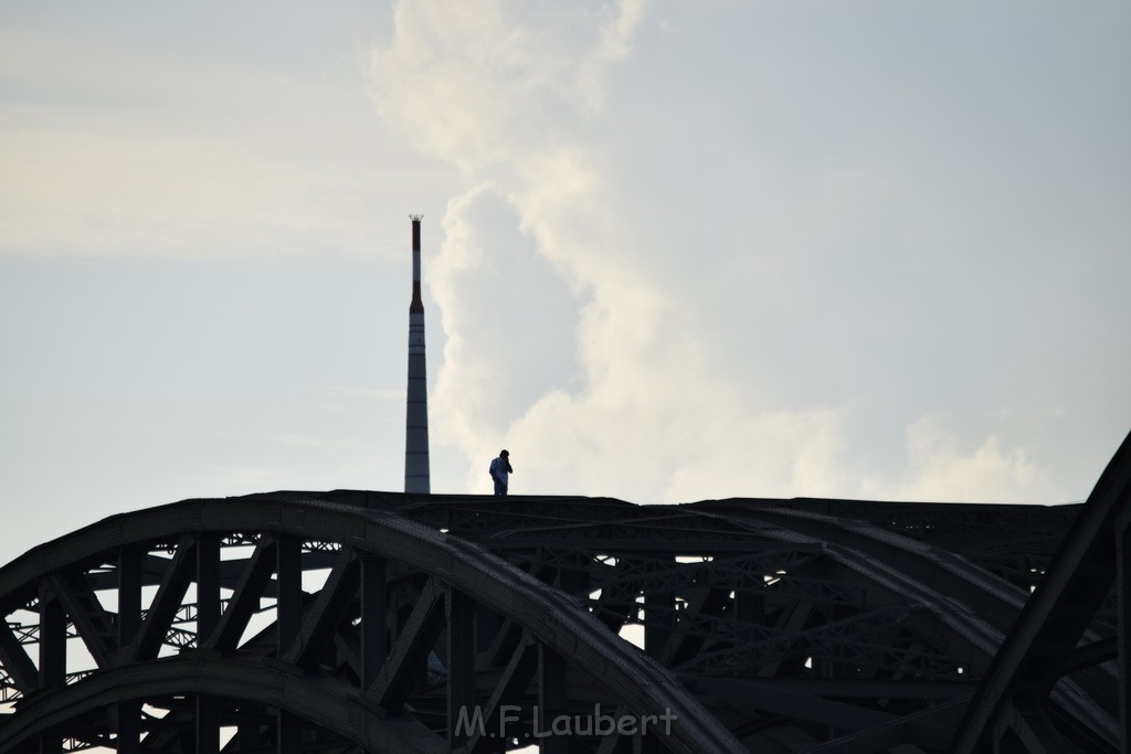 PSpringt kein Suizid Brueckenspringer Koeln Hohenzollernbruecke P098.JPG - Miklos Laubert